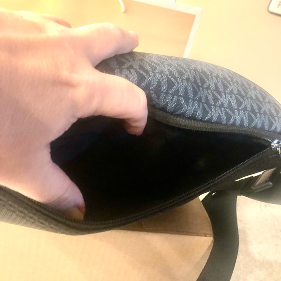 Micheal Kors Large Fanny Pack - Picture 7 of 10